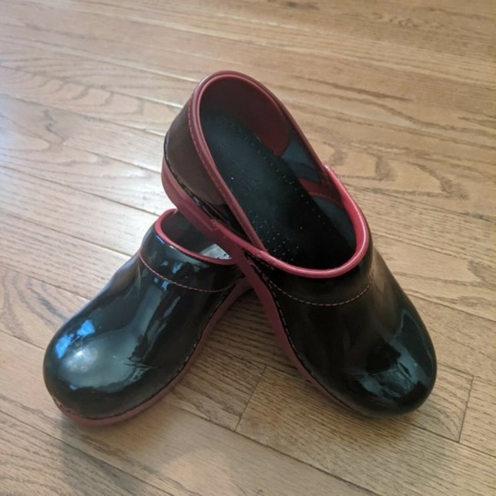 Sanita Clogs Women's Size 38 US 7-7.5 The Original Danish Clogs Black Red